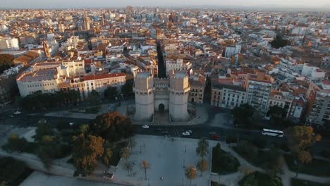 Luftaufnahme-Von-Valencia-Mit-Den-Serranos-Türmen,-Spanien