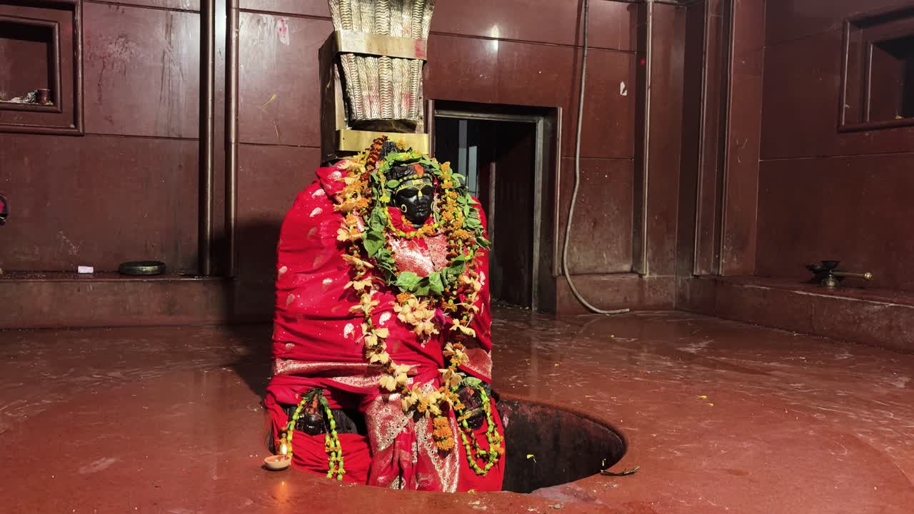 Altar de templo indiano tradicional com ídolo de divindade adornado e decorações sagradas. A imagem foi capturada no Templo Maa Ugratara Sthan, (Mahishmati) Mahisi, Saharsa Bihar, Índia.