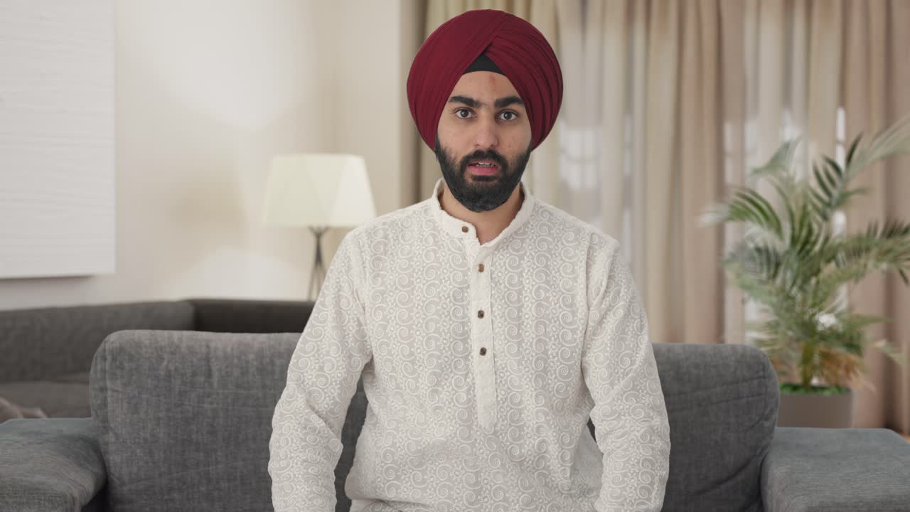 Uomo indiano Sikh che parla con qualcuno