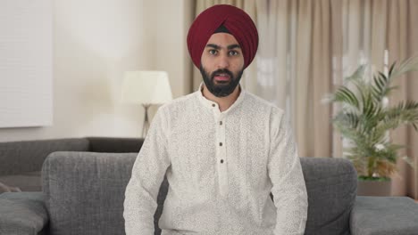 hombre indio sikh hablando con alguien