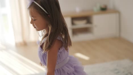 una niña pequeña está corriendo alegremente alrededor de una casa hermosa y brillante