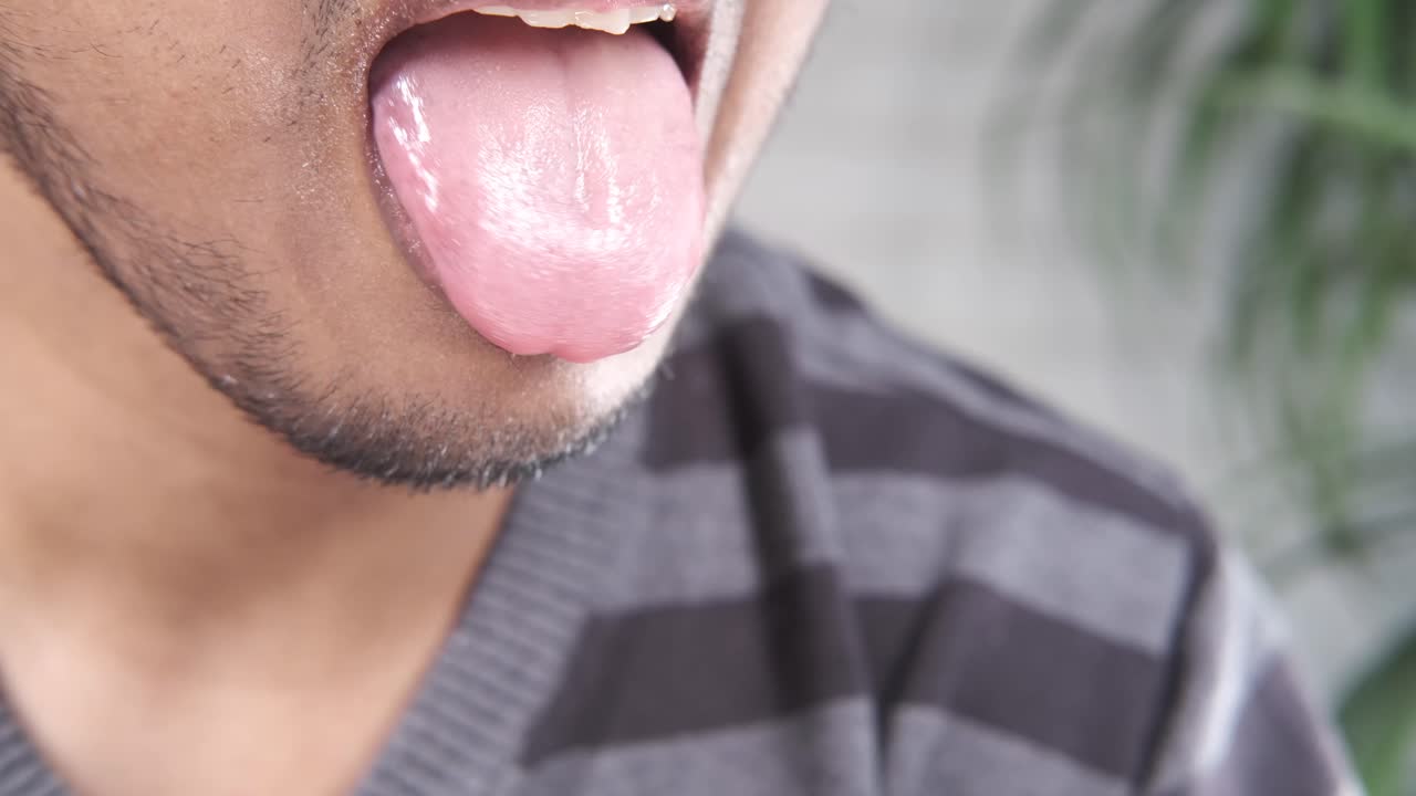 cerca de la lengua de una persona