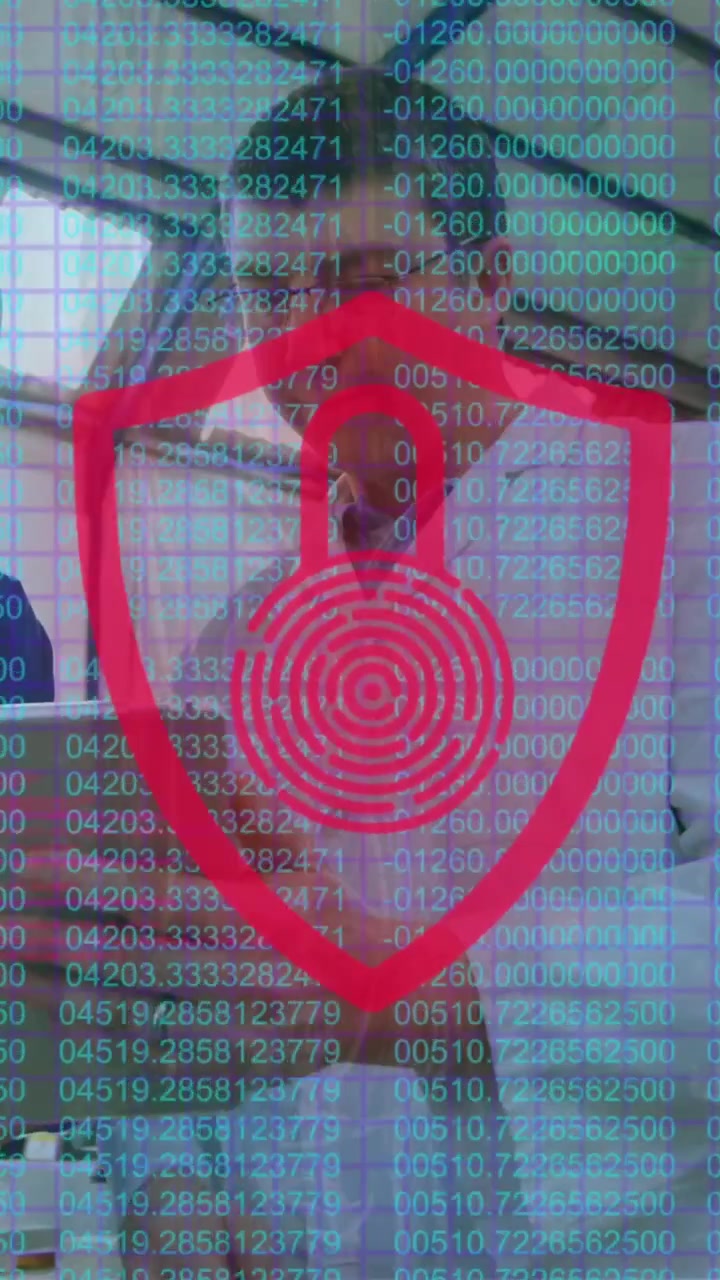 Animazione di un'icona di lucchetto di sicurezza su due persone diverse che discutono utilizzando un tablet digitale e si stringono la mano