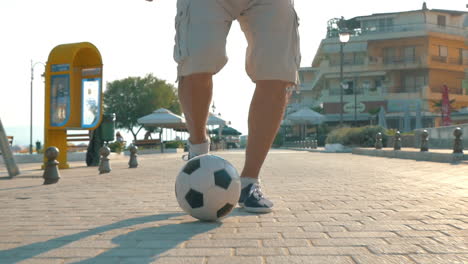 entrenamiento matutino con una pelota al aire libre