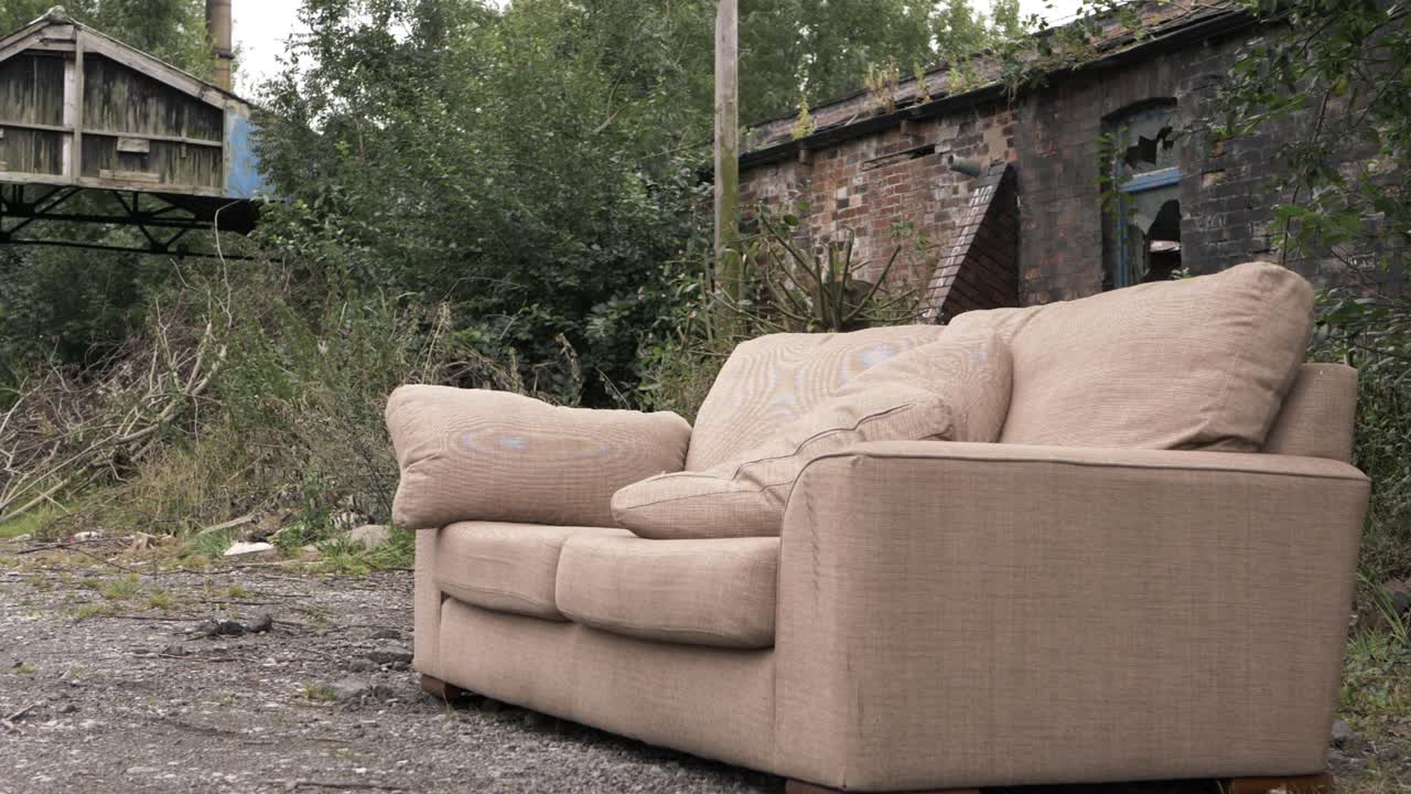 황무지에 버려진 소파 중형 패닝 샷