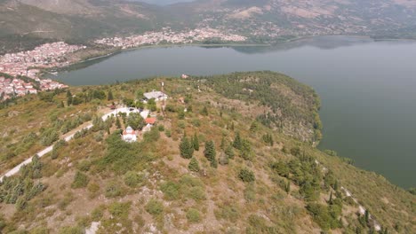 clip aéreo girando sobre la cima de una montaña en el lago de kastoria, en el norte de grecia