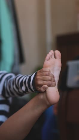 niño estirando y masajeando el pie