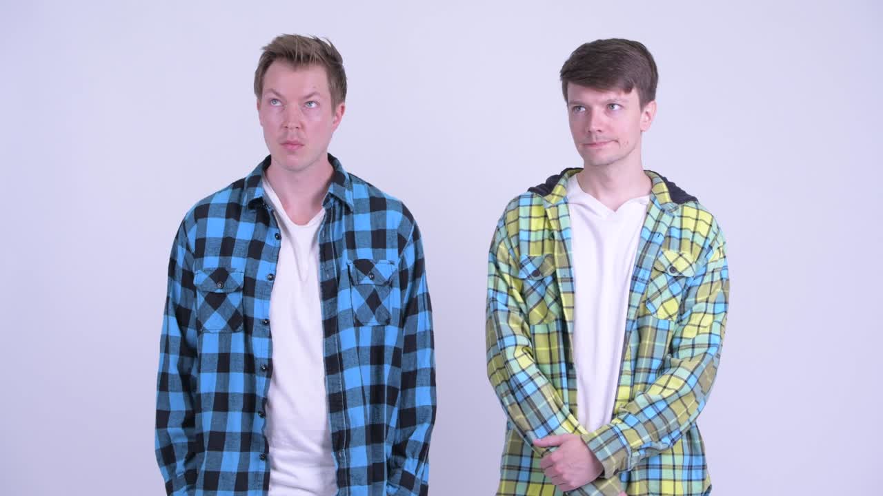 지루하고 피곤해 보이는 두 명의 스트레스를 받은 젊은 남자