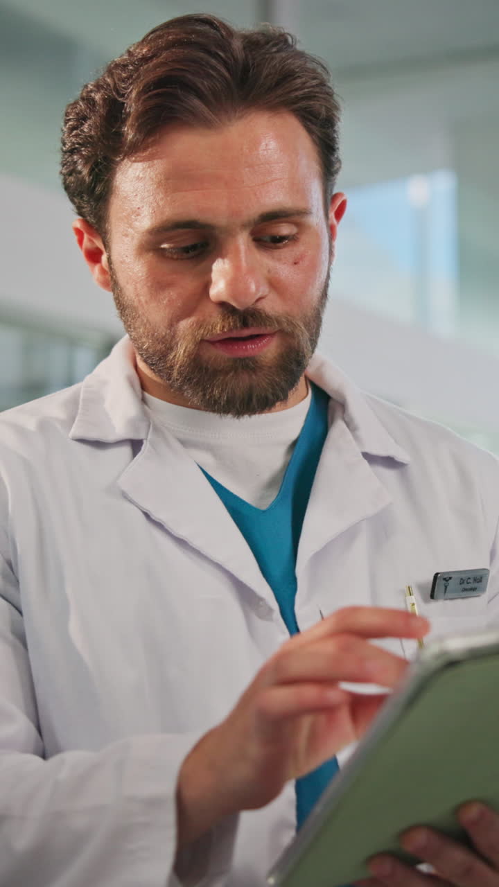 Medico professionista in camice che parla e usa un tablet