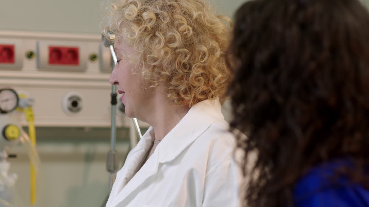 Scena ospedaliera con paziente e infermiera