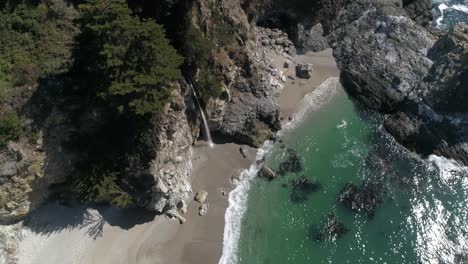 Vista-Aérea-De-La-Caída-De-Agua-Mcway-Falls-Julia-Pfeiffer-Burns-Park-Big-Sur-California