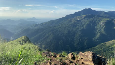 disparo de establecimiento de mano mirando a través de la brecha de ella desde el pico de little adam en ella sri lanka