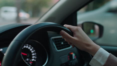 Mujer-Conduciendo-Un-Automóvil-Con-Las-Manos-En-El-Volante-Para-Controlar-El-Vehículo-En-La-Ciudad-Viajando-Por-La-Carretera-En-Hora-Punta-Hacia-El-Destino.