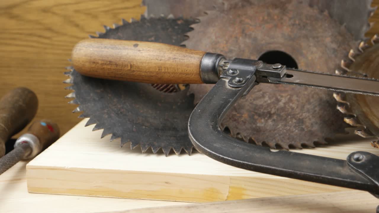 작업실에서 오래된 도구