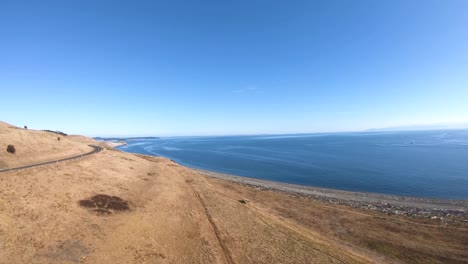 無人機飛行在海灘上空