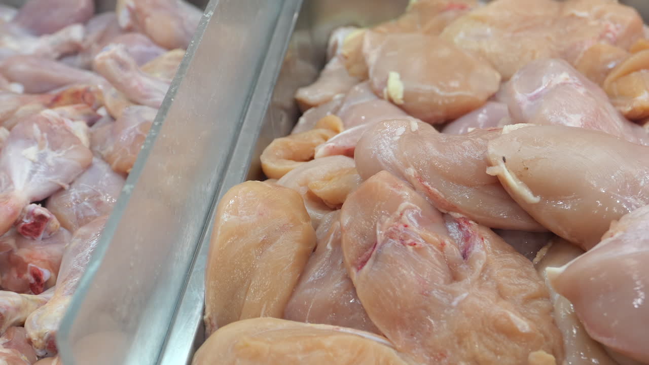 exhibición de pecho de pollo crudo