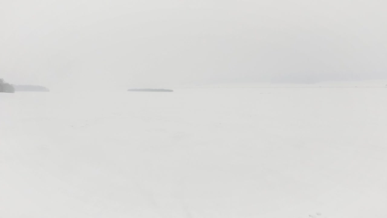 사람 들 과 함께 얼어붙은 강 에 있는 겨울 장면