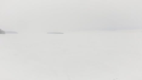 escena de invierno en el río congelado con la gente