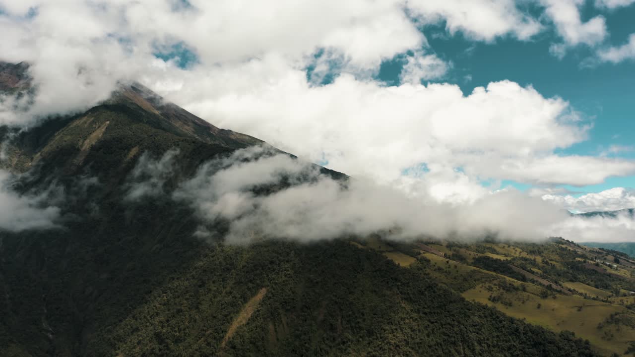selva tropical en un exuberante valle con volcán tungurahua cubierto de nubes en ecuador