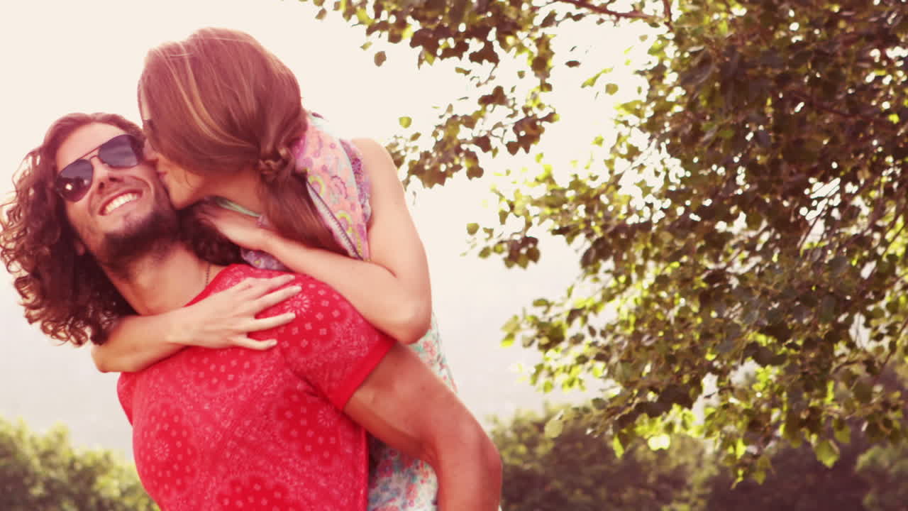 느린 동작으로 공원에서 귀여운 커플