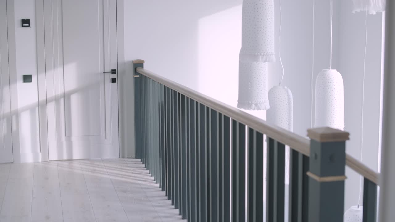 diseño interior escaleras de madera elegantes dentro de la casa con barandillas de madera modernas y paredes decoradas con lámparas de moda. escalera moderna o escalera en el interior de la casa moderna