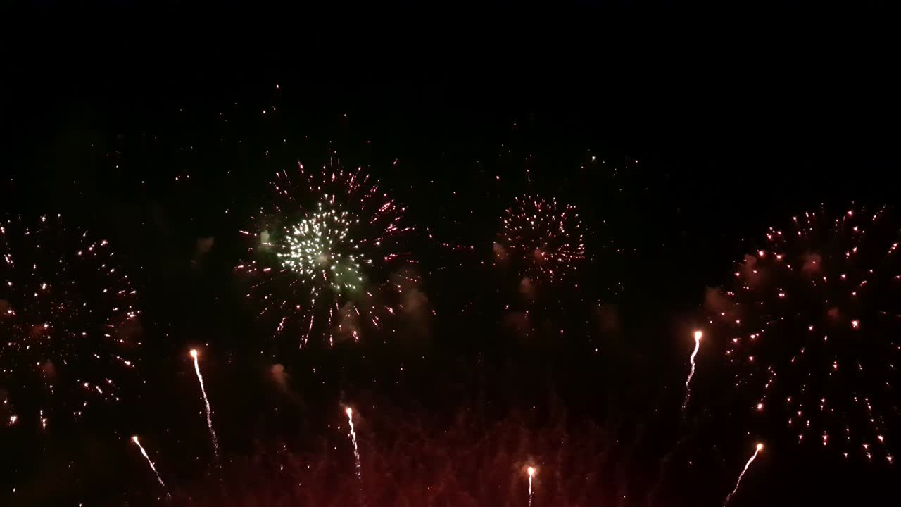 espectáculo de fuegos artificiales de celebración, coloridos fuegos artificials de año nuevo 4k