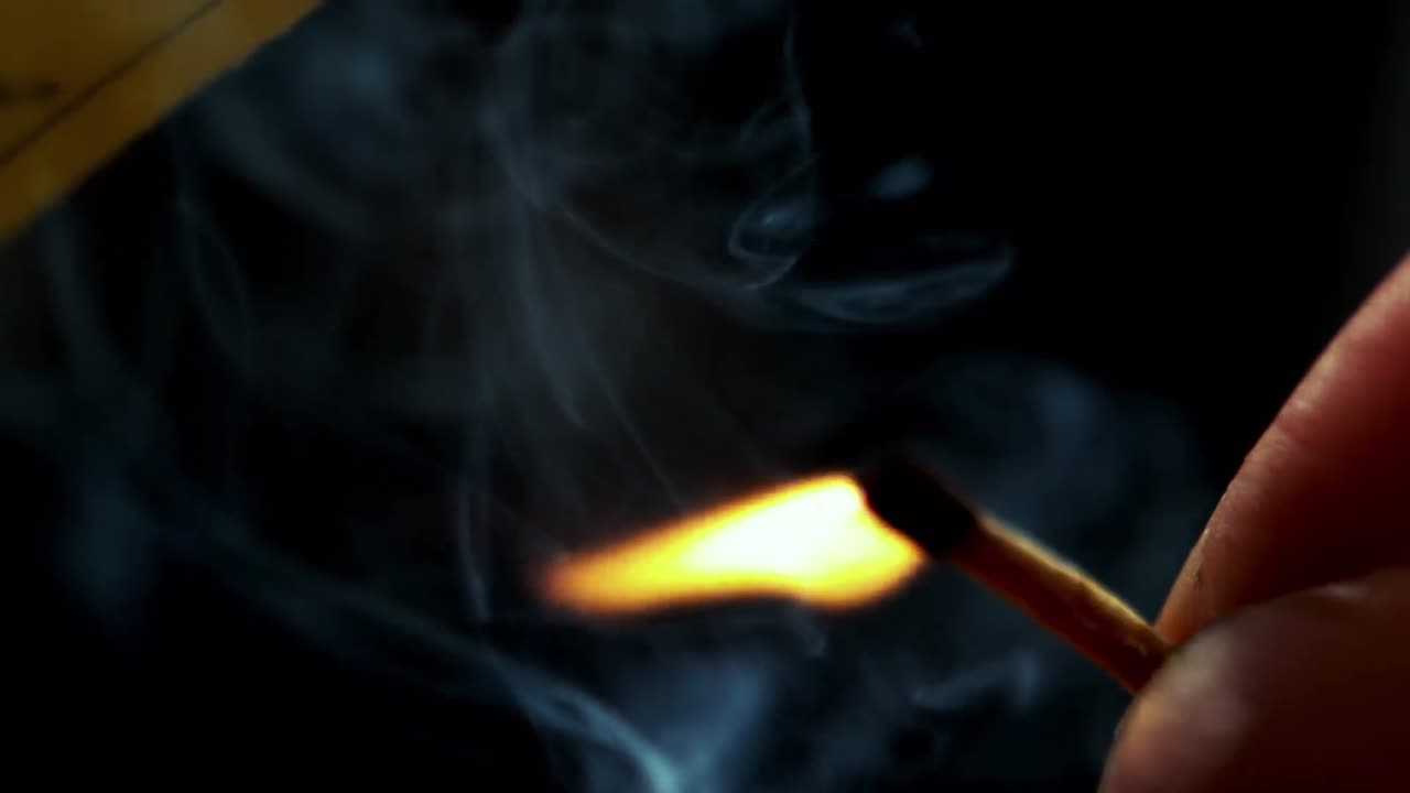 iluminación de fósforos sobre fondo negro