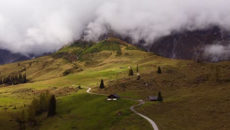 sensacional vista del valle en hochkonig, sendero y árboles, aérea, día