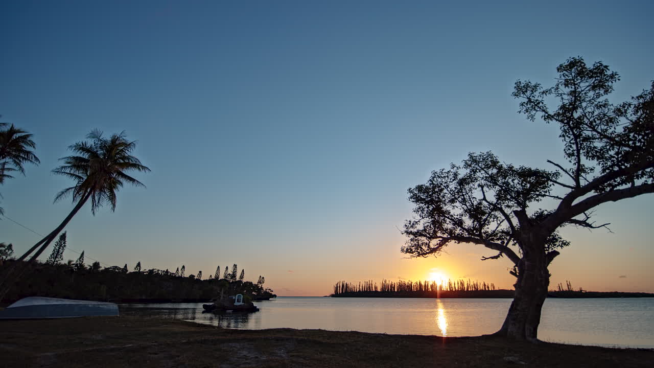 昼から夜のタイムラプス、ワダオウ湾、松の島