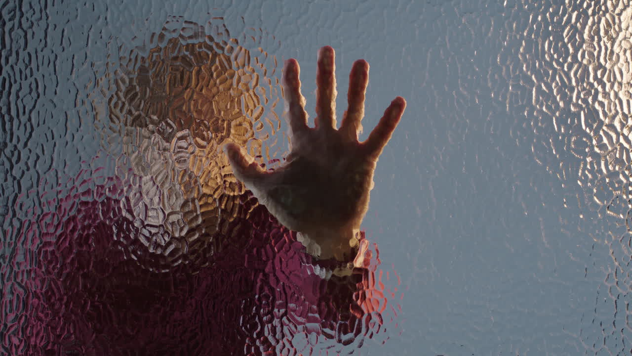 hombre espeluznante tocando la ventana con la mano