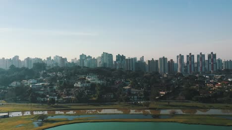 Park-Barigui-Skyline-Shot-Over-The-Lake-Drone-Vista-Aérea,-Curitiba,-Paraná,-Brasil