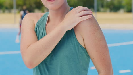 primer plano de un atleta con dolor de hombro en un hockey