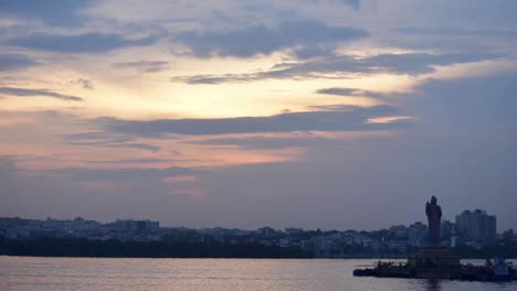 un timelapse de hussain sagar en una noche