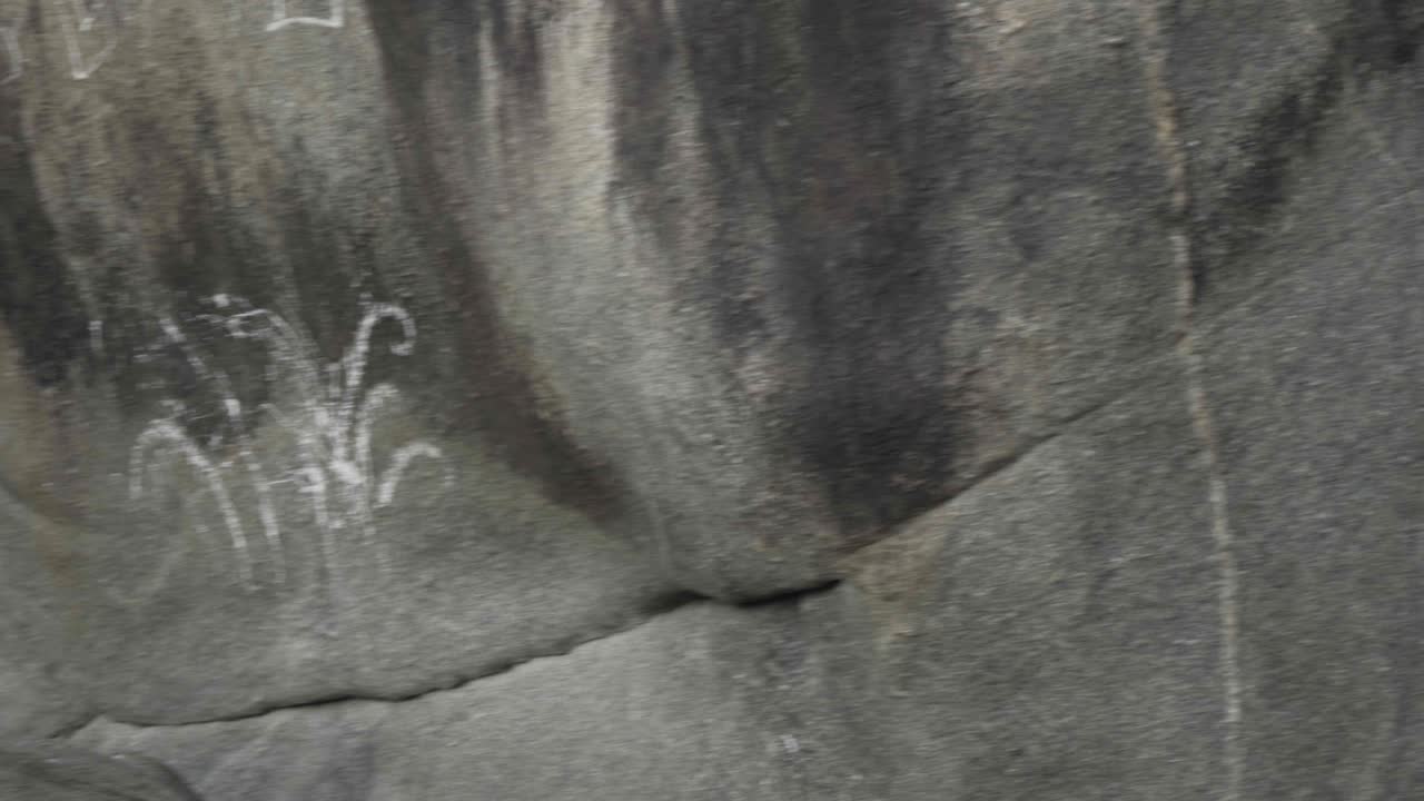 primer plano de las piedras en la playa de palolem en goa, con dibujos sobre ellas