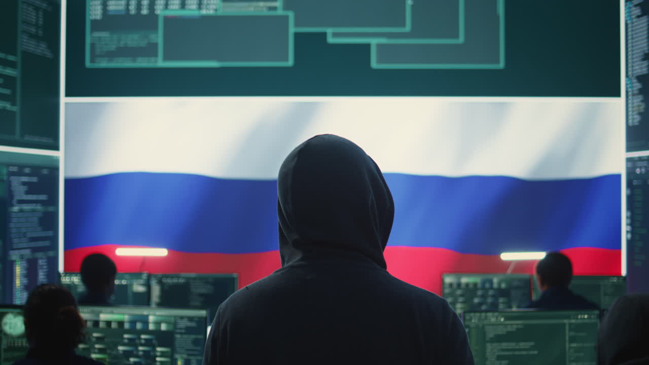 persona deshonesta en una sala de ciberseguridad rusa hacking sistemas