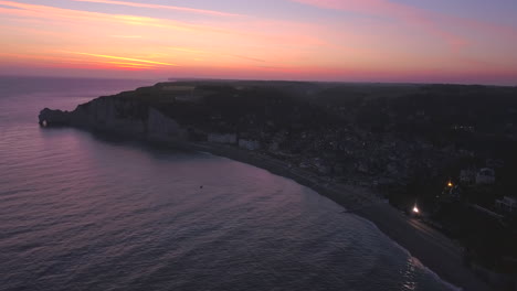 4k-Sonnenaufgangsaufnahme-Aus-Der-Luft-Von-Étretat,-Frankreich