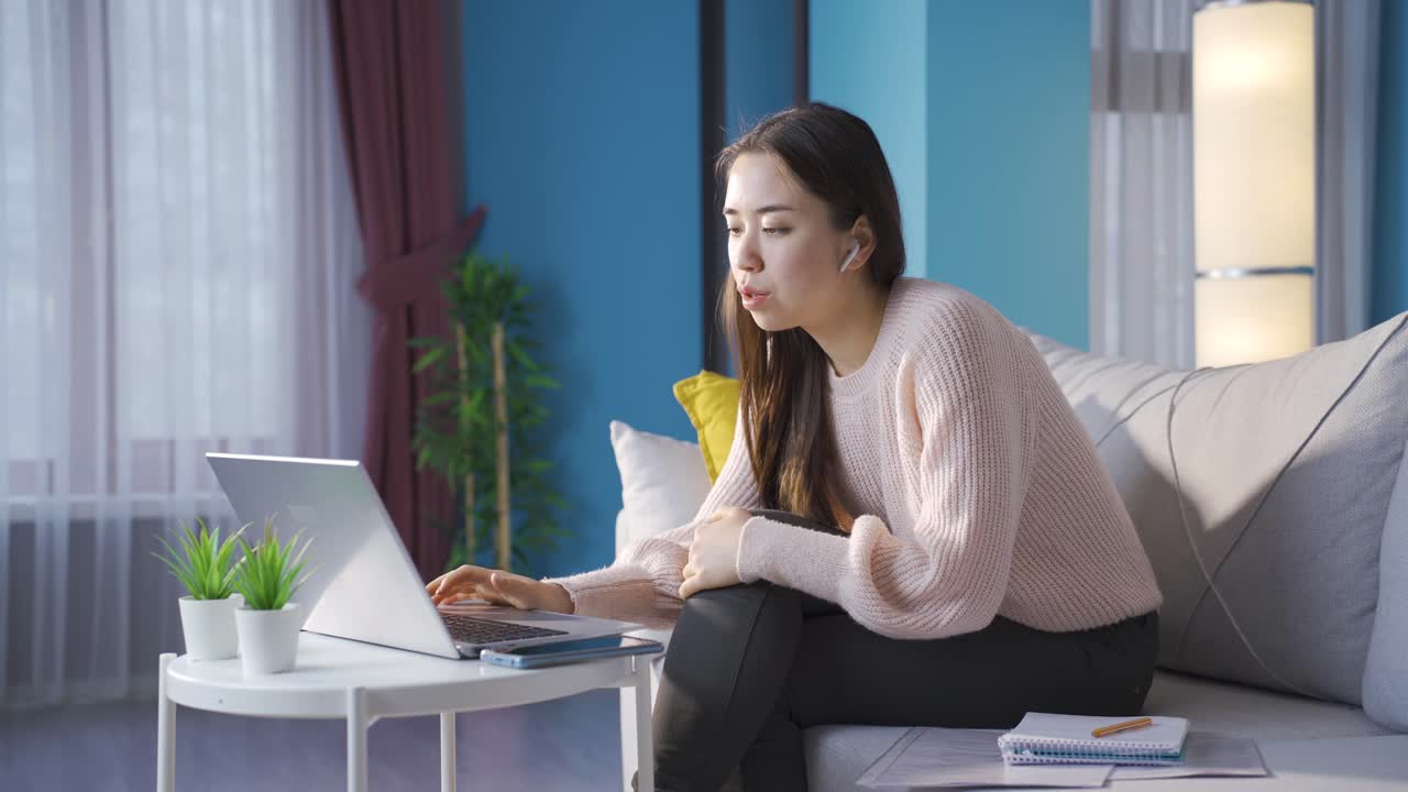 음량을 낮추면 귀가 아프죠.