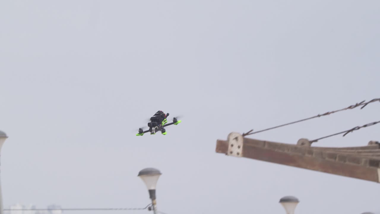 경쟁 시나리오에서 까다로운 기동을 수행하는 fpv 드론 추적