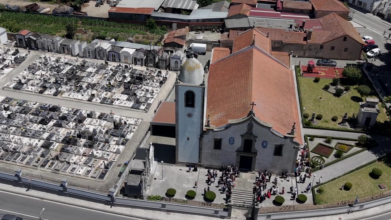 Vista aérea - Iglesia Matriz de Salreu en Estarreja con campanario, cementerio y multitud afuera.