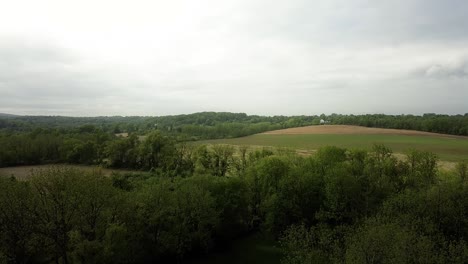 Descenso-Aéreo-Sobre-Las-Copas-De-Los-árboles-En-Phoenixville,-Pennsylvania-Hasta-Un-Camino-Circular-En-La-Carretera-Privada-De-Una-Granja