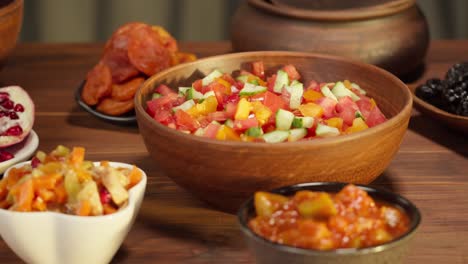 cocina marroquí. platos tradicionales, ensalada de verduras. cultura de oriente medio. comida casera. cuencos con salsas y aperitivo frío.