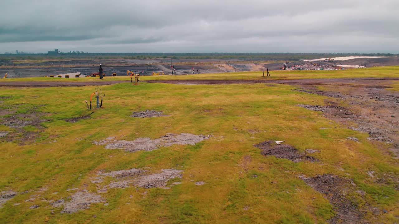 뉴올리언스 근처의 큰 남동부 루이지애나 쓰레기 매립지에는 가스 우물, 무거운 장비, 그리고 활발한 복구 노력이 있습니다.