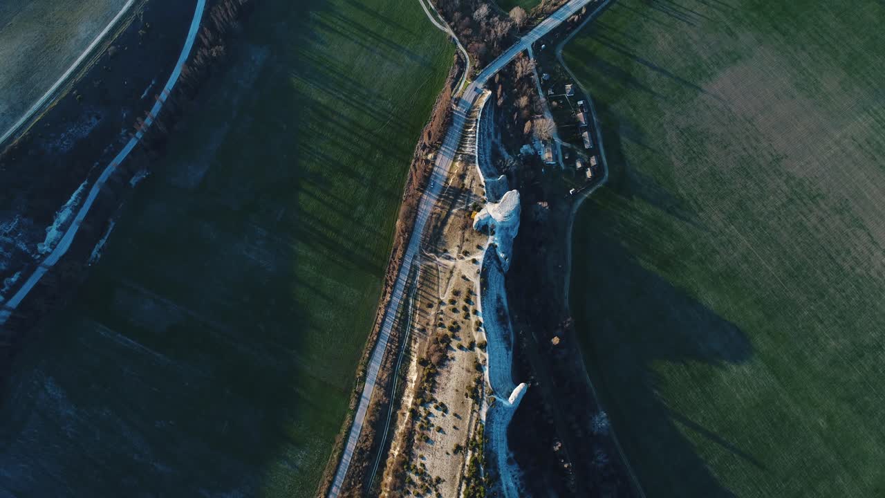 시골 풍경 에 있는 독특 한 바위 형성 의 공중 사진