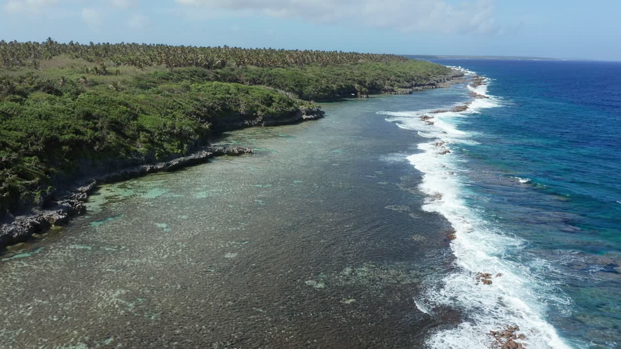 vista aérea de arrecifes de coral entre el océano pacífico azul y la costa de la isla de tonga, polinesia