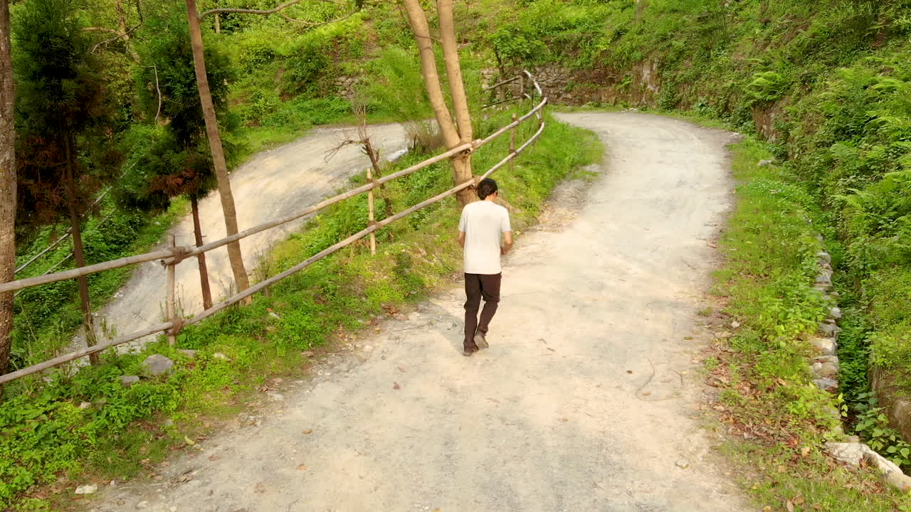 흙길을 달리는 청년의 총격을 따라가다