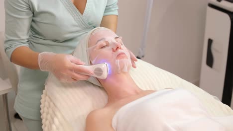 procedimiento de fonoforesis facial en la clínica de cosmetología moderna