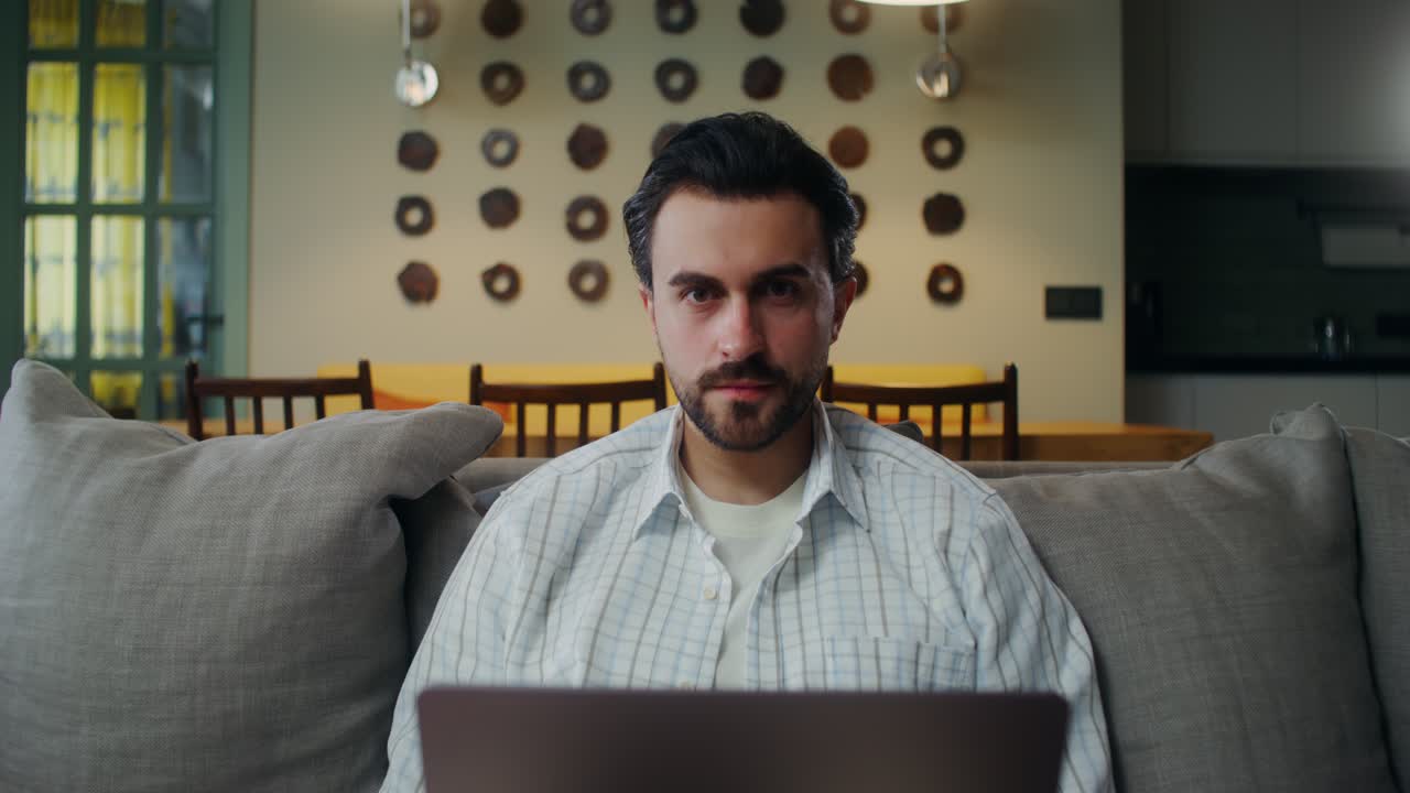 hombre trabajando desde casa en la computadora portátil