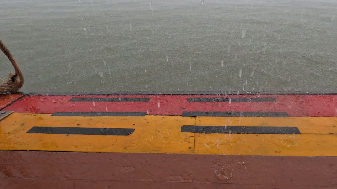 방콕의 폭우 - 차오 프라야 강의 보트 탑승 플랫폼에 떨어지는 빗방울