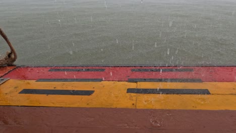 Fuertes-Lluvias-En-Bangkok---Gotas-De-Lluvia-Cayendo-Sobre-La-Plataforma-De-Embarque-En-El-Río-Chao-Praya