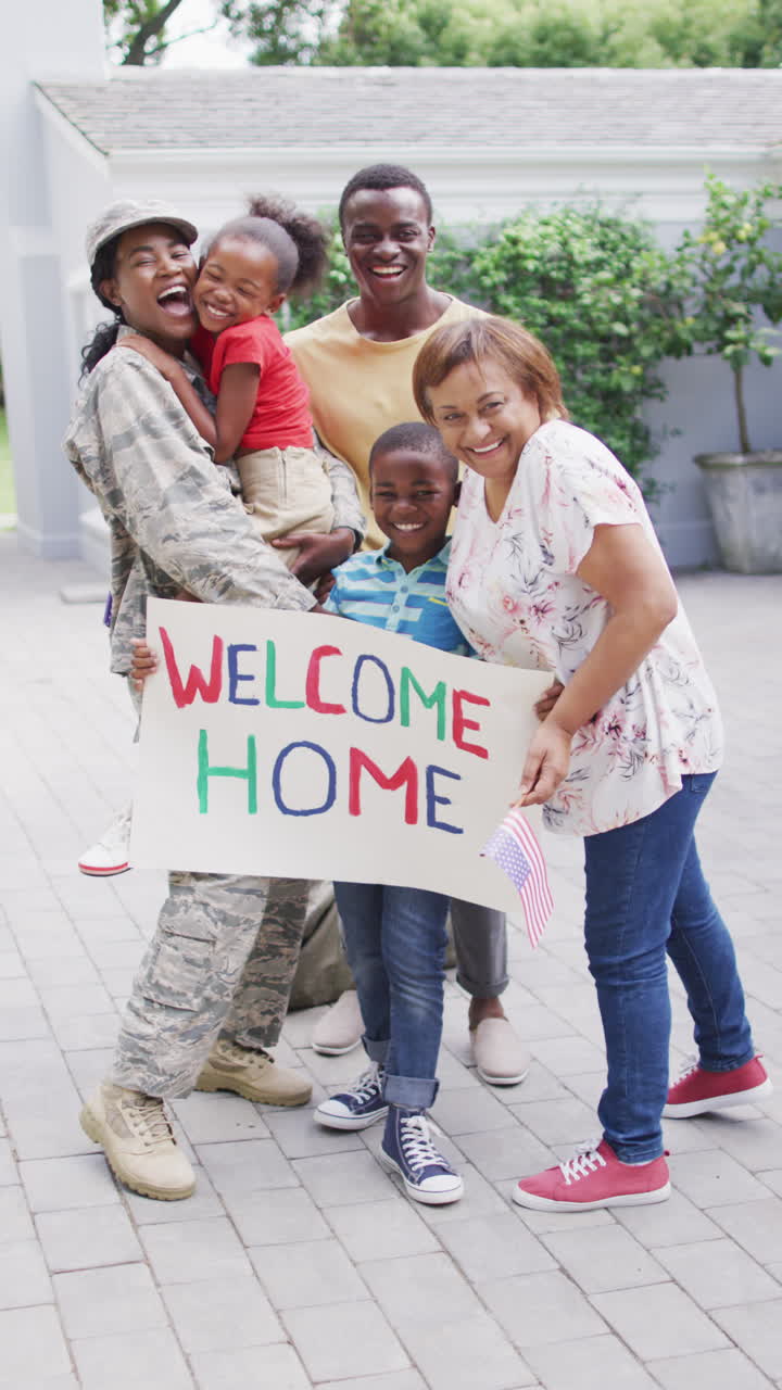 video vertical del retrato de una feliz familia afroamericana en el jardín
